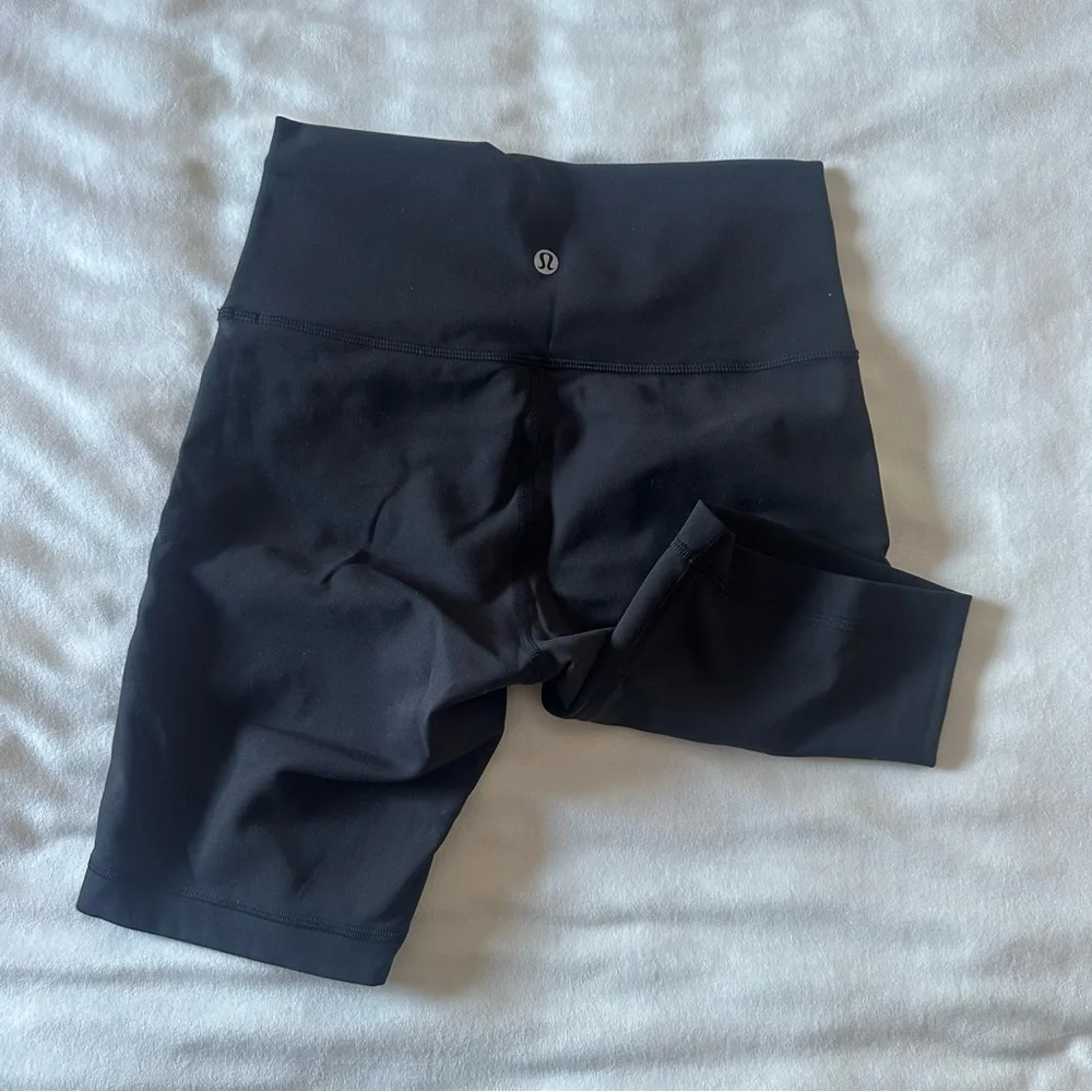 Lululemon Black Biker Shorts Size 6 – Like New / Barely Worn - Picture 2 of 3